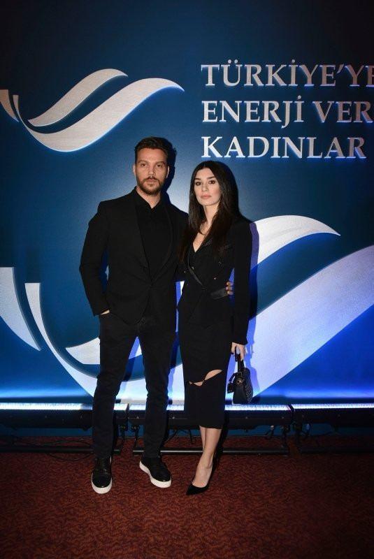<p><span style="color:#000000"><strong>Burcu Kıratlı ile 2 kez nikah masasına oturan ünlü şarkıcı, "Biliyorsunuz kendi köpeğimi Burcu'dan (Kıratlı) almamıştım. Şarkıda 'Kendimi vermeyi bırak, kedimi bile vermem' diyorum.</strong></span></p>
