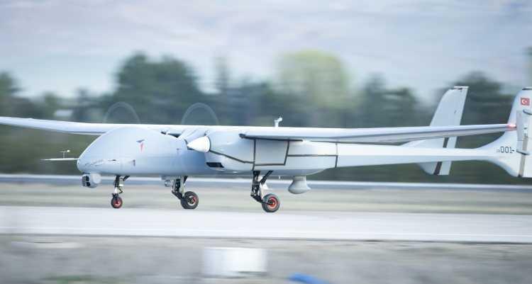 <p><strong>"AKSUNGUR'DA CİDDİ BİR TALEP PATLAMASI VAR"</strong></p>
<p> </p>
<p>Temel Kotil, TUSAŞ'ın 10 Tonluk Genel Maksat Helikopteri Projesi'nden bahsetti ve "Bu arada T-129 ATAK helikopteri çok iyi satıyor. Filipinler'e teslimatlar bitmek üzere. Nijerya'ya gönderiyoruz şu anda. İki müşterinin talepleri katlamasını bekliyoruz. ATAK'tan yurt dışında çok satacağız. </p>