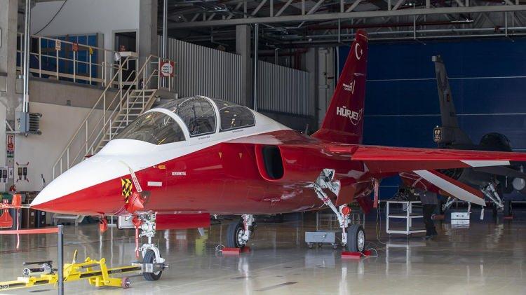 <p><strong>"HÜRJET'TE MOTOR GELMEZSE BİZ YAPARIZ''</strong></p>
<p> </p>
<p>TUSAŞ Genel Müdürü Kotil, bir gazetecinin, HÜRJET'in motorunun ABD'den alındığını, ülkeler arasında yaşanabilecek bir olumsuzluk halinde bu motorların gelmeyebileceği şeklinde yorumu üzerine Kotil, "Alamazsak yaparız ancak bu bizi 2-3 yıl geri atar. Bütün mevzu bu. Bizim siparişlerimiz hacimli. Problem çıkarsa önümüzü görürüz. Türkiye motor konusunda çok ciddi adımlar atıyor. Fakat motor uçak kadar çabuk olmuyor. Çünkü özellikle sıcak bölgenin çok iyi çalışılması gerekiyor." cevabını verdi.</p>