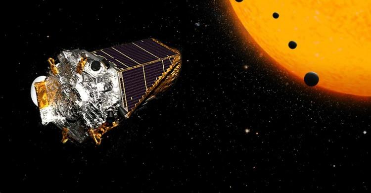 <p><strong>KEPLER UZAY TELESKOBU</strong></p>

<p> </p>

<p>NASA tarafından 2009'da uzaya fırlatılan Kepler Uzay Teleskobu gibi araçlar, Güneş Sistemi dışındaki diğer yıldızların yörüngesindeki gezegenleri keşfetti.</p>
