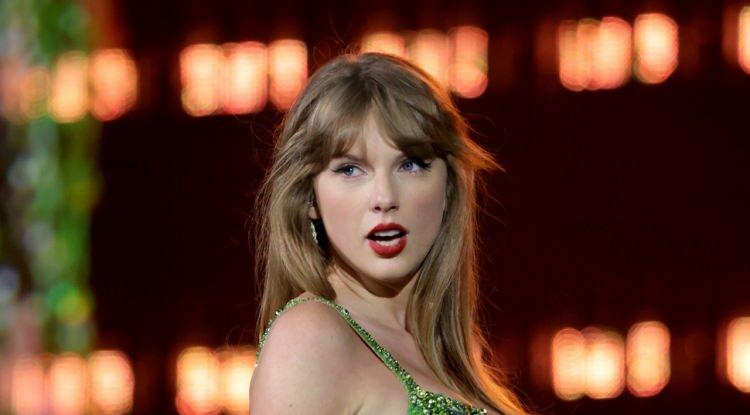 <p><span style="color:#B22222"><em><strong>Müzik kariyeri boyunca pek çok rekor kıran 12 Grammy ödüllü şarkıcı Taylor Swift'in son konserinde akıllara durgunluk veren bir olay meydana geldi. Şarkıcının konserine gelen hayranlarının kentte 2,3 büyüklüğünde depreme yol açtığı ortaya çıktı.</strong></em></span></p>
