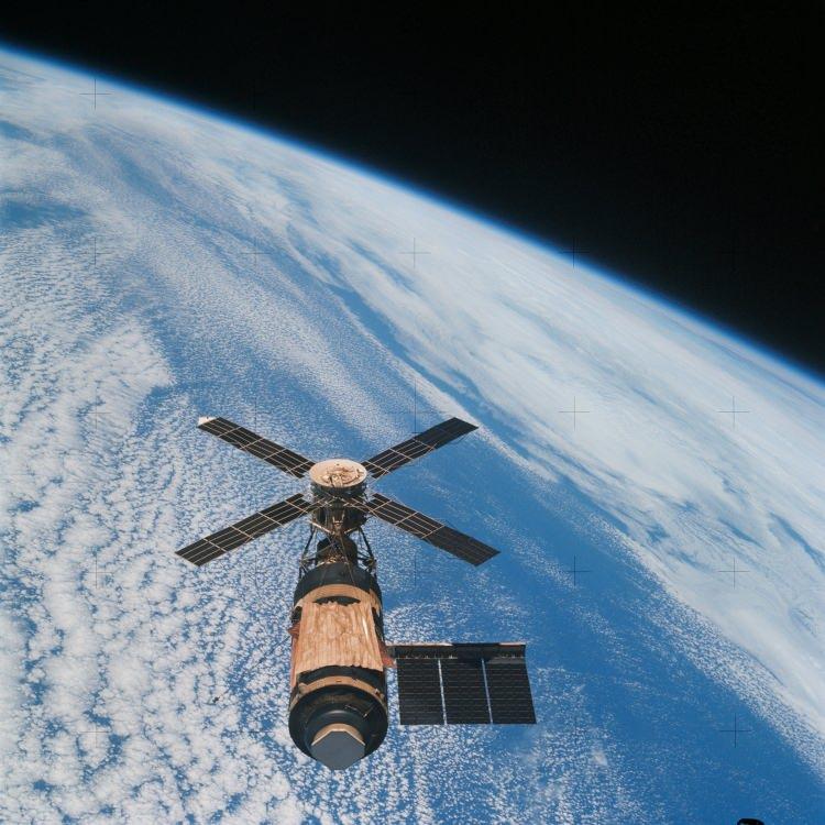 <p>Bu girişimin ardından yörüngede bulunan NASA'nın <strong>"Skylab"</strong> uzay istasyonu, <strong>astronot ve bilim insanlarının Dünya üzerinde çalışması ve uzay uçuşlarının insan vücudunda da etkilerini araştırmas</strong>ı için kullanıldı.</p>
