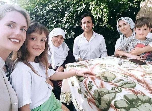 <p><strong>Ayağının tozuyla geldiği Bitlis'te ilk olarak Güroymak ilçesine bağlı Gölbaşı beldesine giden ünlü oyuncu, burada ikamet eden kaynanasını ziyaret edip elini öptü. Ziyarete ilişkin sosyal medya hesabından da paylaşımlar yapan Wilma Elles, "Bitlis'te Beş Minare" türküsünü ekleyip yaptığı paylaşımda, </strong></p>