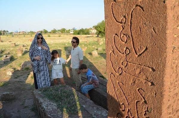 <p><strong>"Bitlis'e geldik, kaynanamın evi" diye not düştü. Beldede bol bol fotoğraf ve videolar paylaşan ünlü oyuncu, eşinin ailesiyle bol bol vakit geçirdi. Bitlis ziyareti çerçevesinde daha sonra eşi ve çocuklarıyla birlikte Bitlis'in meşhur yöresel lezzeti olan büryan kebabından tadan ünlü oyuncu kentin tarihi ve doğal güzelliklerini gezmeyi de ihmal etmedi. Avukat eşi Mehmet Şah Çelik ve iki çocuğunun eşlik ettiği ünlü oyuncu, Bitlis'in önemli tarihi mekanlarına sahip Ahlat ilçesine gelip burada da tarihi Selçuklu Mezarlığı ve Abdurrahman Gazi Türbesini ziyaret etti. Ailesiyle birlikte Türkiye'nin en büyük gölü olan Van Gölü'nde yüzmenin de keyfini yaşayan güzel oyuncu, kente hayran kaldı.</strong></p>