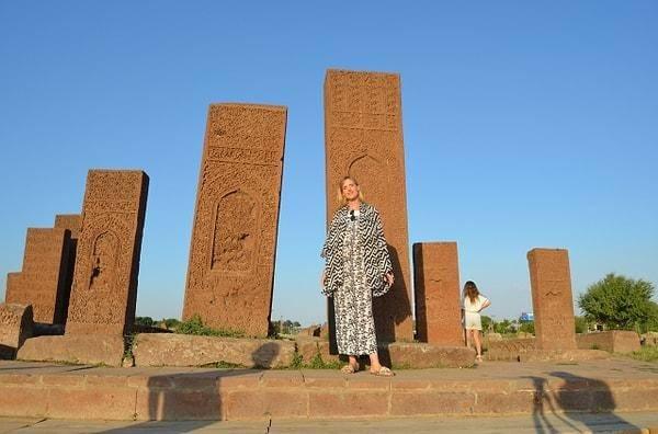 <p><strong>Üçüncü çocuğuna hamile olan ve geçtiğimiz günlerde bunun müjdesini paylaşan ünlü oyuncu, ziyaret ettiği yerlerde vatandaşların da yoğun ilgisiyle karşılaştı. Hayranlarının fotoğraf çekme isteğini geri çevirmeyen ünlü oyuncu bol bol fotoğraf çektirdi.</strong></p>
<p> </p>