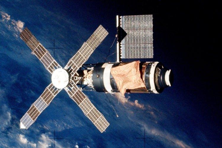 <p> İlk Amerikan uzay istasyonu Skylab<strong>, 3 kişilik mürettebata</strong> ev sahipliği yaptı ve 1981'de beklenmedik şekilde Avustralya'nın kırsal kesimlerine düştü.</p>
