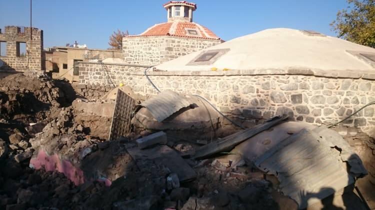 <p><em>(Diyarbakır Saint George Kilisesi-Çardaklı hamamı)</em></p>
<p> </p>
<p> </p>
<p><strong>DÖRT MÜZE VE BİR KALENİN İHALESİ DEVAM EDİYOR</strong></p>
<p> </p>
<p>Kültür Varlıkları ve Müzeler Genel Müdür Vekili Birol İnceciköz ayrıca 4 müze ve 1 kale olmak üzere 5 yapının ihalesinin de devam ettiğini ifade etti. </p>