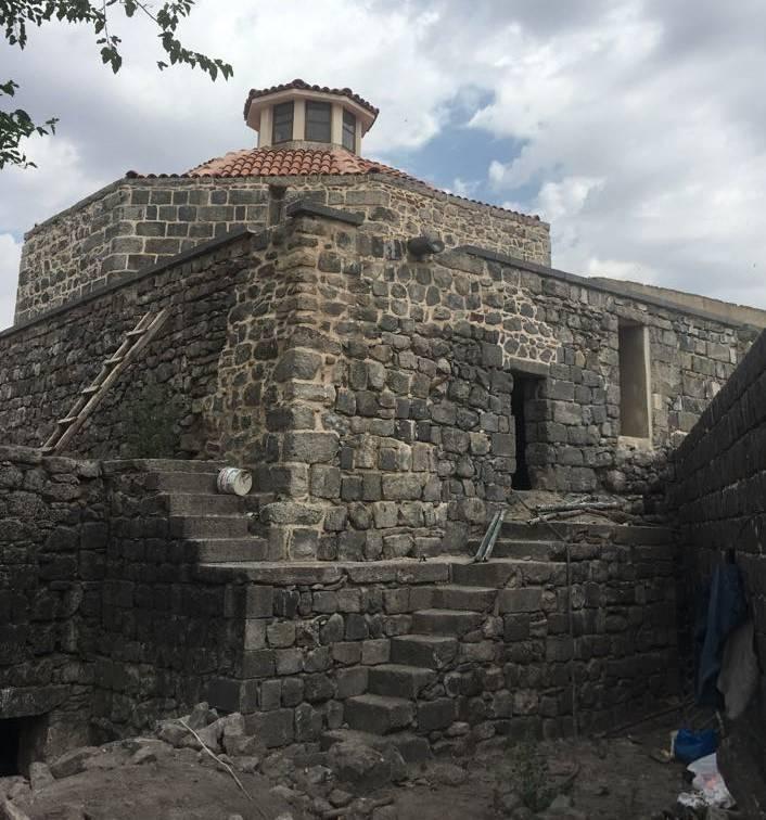 <p>İnceciköz, “Kendi içinde, az hasarlı, orta hasarlı, ağır hasarlı ve yıkılmış olarak sınıflandırılan; güçlendirme ve restorasyon/rekonstrüksiyon projeleri, yapılan tespitler ve bilimsel danışma kurulunun öneri ve görüşleri doğrultusunda hazırlanarak ilgili koruma bölge kurulu tarafından uygun bulunan taşınmaz kültür varlıkları; hasar durumları doğrultusunda sağlamlaştırılmakta, onarılmakta ya da rekonstrüktive (yeniden inşa) edilmektedir” dedi.</p>
