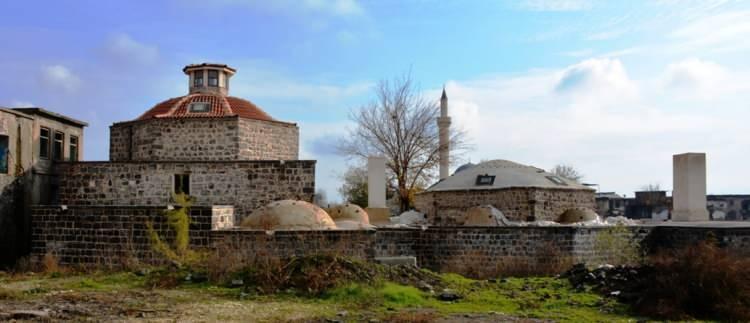 <p>Uygulamalar Dairesi Başkanlığına bağlı Yardım Şubesi Müdürlüğünün koordinasyonu ile Kültür ve Turizm Bakanlığına tahsisli olmayan yapılarda da restorasyon çalışmaları başlatıldı. Bu çalışmalarla birlikte, ülkenin kültürel mirasının korunması ve gelecek nesillere aktarılması hedefleniyor.</p>