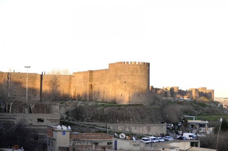 <p><em>(Diyarbakır Sur)</em></p>

<p> </p>

<p>Aksu, ihalesi biten eserlerin de bilim heyetleri tarafından değerlendirildiğini söylerek şöyle konuştu:</p>

<p> </p>

<p>“11 şehrimizi kapsayan depremin yaraları ülke olarak sarılırken bir yandan da şehirlerimizin simgeleri haline gelen eserlerimizi ayağa kaldırmak için çalışıyoruz. Bu kapsamda ilk olarak sözleşmesi yapılan ve artık ihyaya başlanacak olan Abdülkadir Ağa Camii, Fatih Paşa (Bıyıklı Mehmet Paşa- Kurşunlu) Camii ve Türbesi, Arasta Camii, Ulu Camii, Fatikli Camii, Rum Katolik Kilisesi ilk eserlerimizden olacak.”</p>
