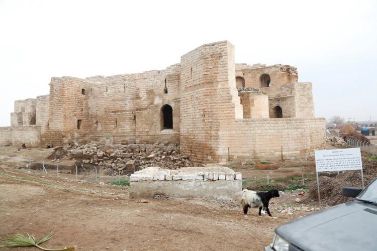 <p><em>(Harran Kalesi)</em></p>
