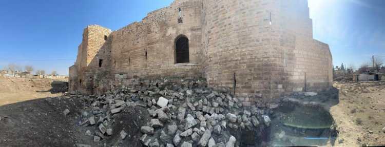 <p><em>(Harran Kalesi)</em></p>