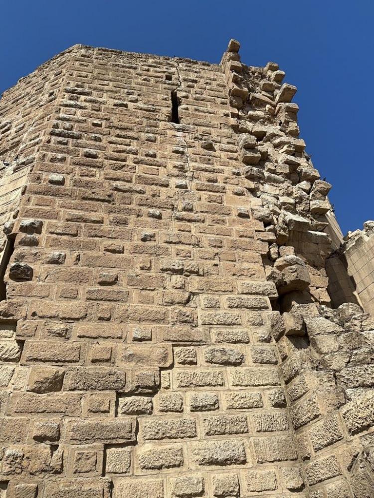 <p><em>(Harran Kalesi)</em></p>
