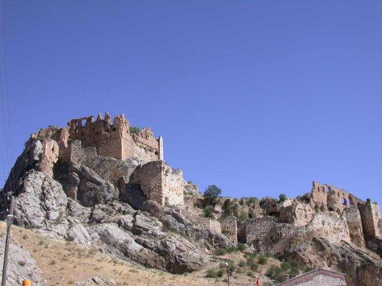 <p><em>(Kahta Kalesi)</em></p>
