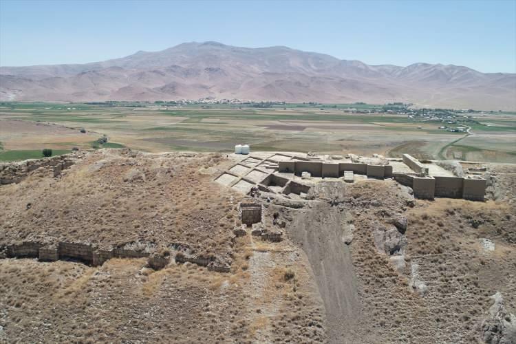 <p>Urartu Kralı 2. Sarduri tarafından milattan önce 750 yılında yaptırılan Çavuştepe Kalesi ile kuzeyindeki nekropol alanında yürütülen kazı çalışmalarında geçmiş dönemlerle ilgili önemli bulgular elde ediliyor.</p>

<p> </p>
