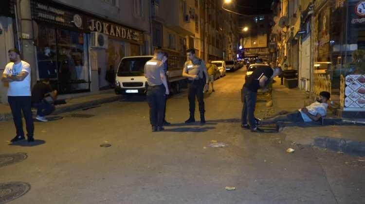 <p>Bursa’da, Atilla H., mahallede uyuşturucu sattığını iddia ettiği Yunus E.'yi sokak ortasında av tüfeği ile vurarak yaraladı. </p>