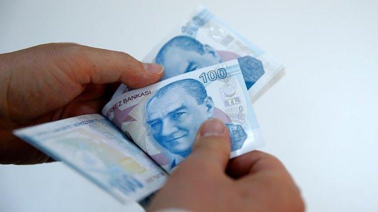 <p>SSK'LILAR BAŞI ÇEKİYOR</p>

<p>EYT ile emekliliğe hak kazananların yaklaşık 1 milyon 665 bini SSK'lı, 88 bin 650'si Bağ-Kur, 496 bini de kamu çalışanlarından oluşuyor.</p>

<p>Başvuru ve aylık bağlanmada SSK'lılar başı çekiyor. İkinci sırada Bağ-Kur'lular yer alıyor. Emekli Sandığı mensubu memurların EYT'ye ilgisinin düşük olduğu görülüyor.</p>
