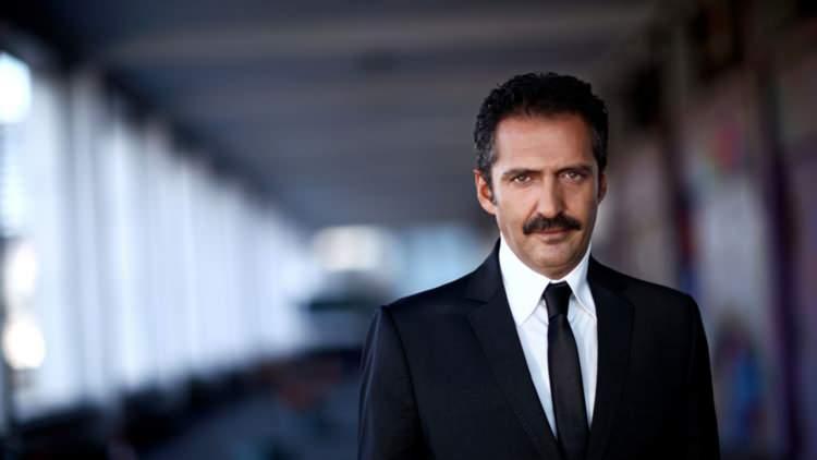 <p><strong>Ağaoğlu 58 yaşında olan usta sanatçı ile çekilmiş olduğu romantik pozlarını Instagram hesabı üzerinden yayınladı.</strong></p>
<p> </p>