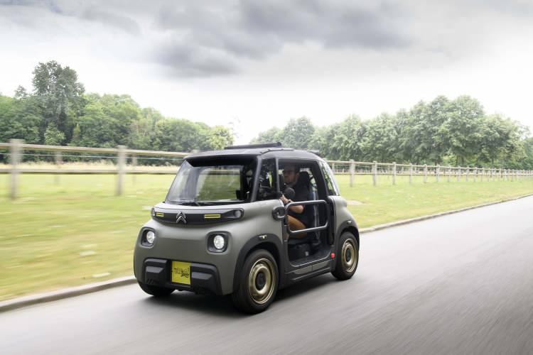 <p>Citroën My Ami Buggy ayrıca, yolcuları dış etkenlerden korumak için şeffaf kapaklar ve günlük küçük nesneleri saklamak için direksiyon simidinin ortasına yerleştirilen çıkarılabilir bir fermuarlı çanta gibi ek aksesuarlarla da donatılabiliyor.</p>
