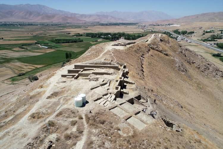 <p>Kalenin kuzeyindeki nekropol alanında ise Urartuların ölü gömme adetlerine ilişkin önemli verilere ulaştıklarını anlatan Çavuşoğlu, "Her yıl nekropolde bizi şaşırtan ip uçlarına ulaşıyoruz. Burada şimdiye kadar hep ilkleri yaşadık. İlave çok sayıda bilgi edindik.....</p>
