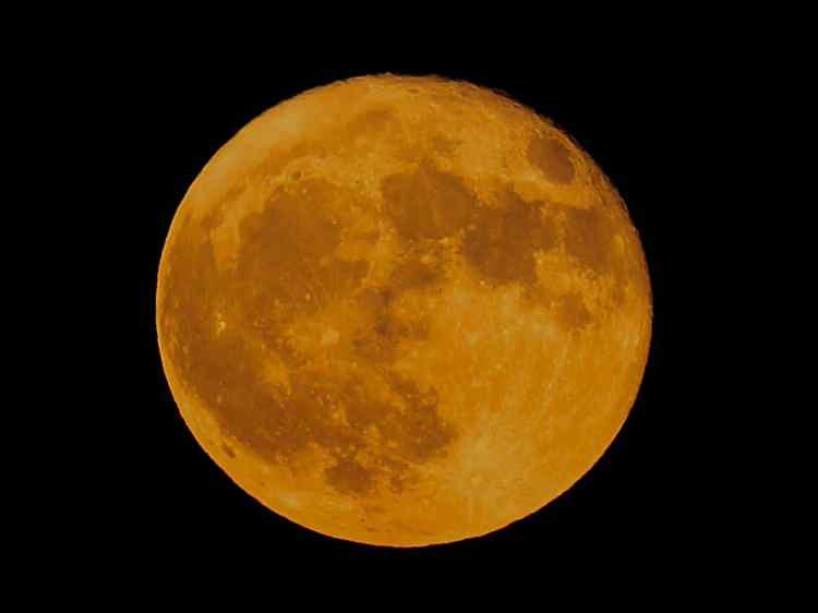 <p>Salı günü<strong> TSİ 19:31'de</strong>, Sturgeon süper ayı olarak adlandırılan ay en yüksek aydınlığa ulaşacak ve yıldız gözlemcileri için mükemmel bir fotoğraf fırsatı sunacak.</p>
