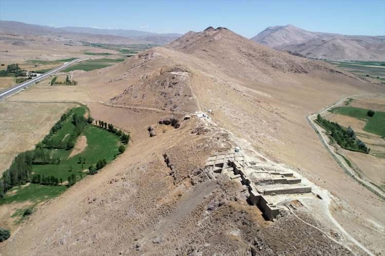 <p>"Bu depremden sonra yeniden inşaat faaliyetlerinin olduğunu gördük. İç sur ve sur arasındaki bölümün, yaklaşık 2 metre genişliğinde ve 20 metre uzunluğunda teraslama yöntemiyle birbirine bağlandığını tespit ettik. Surlar arasında destek duvarları inşa edilmiş. Kalenin gizemiyle ilgili hala çok soru var ama depremle ilgili kısmı hemen hemen çözmüş olduk. O da bu yıla nasip oldu."</p>

<p> </p>

