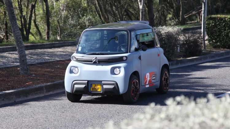 <p>Bu, <strong>“My Ami Buggy”nin eğlence yönünün altını çiziyor. Yollarda özgürce hareket etmek isteyen macera ruhlu kullanıcılar, Citroën My Ami Buggy ile sahil kenarı veya doğada hayatı kolaylaştıran pratik bir eğlence aracına sahip olacaklar. </strong></p>
