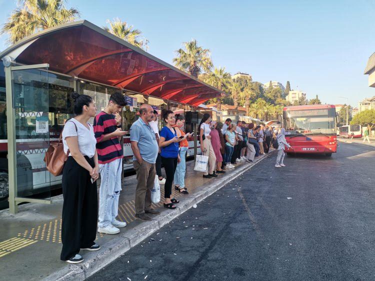 <div>Özellikle kentin en önemli otobüs duraklarından birisi olan Konak’taki Bahri Baba Otobüs Durakları’nda adeta insan seli yaşandı. Dakikalarca bineceği otobüs için sırada beklediğini belirten ve grev hakkında düşüncelerini dile getiren Bayram Ali Develi, “Verdikleri para yeterli. Ne iş yapıyorlar ki 40 bin lira para istiyorlar. Tramvayla gelip tramvayla gidiyorlar” dedi. Grev hakkını sonuna kadar desteklediğini belirten ve duraklarda oluşan insan yoğunluğu ile ilgili de konuşan Musa Özbey, “Hoş bir görüntü değil tabii, insanlar mağdur oluyor ama bu tür şeylerde gerekiyor. </div>
