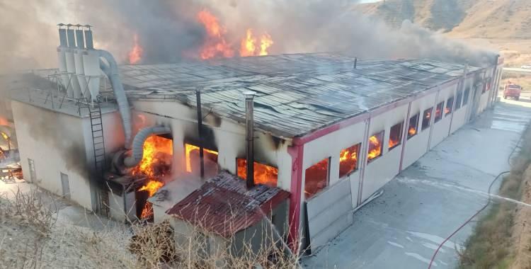 <p>Çevredekilerin haber vermesi üzerine Tosya Belediyesi'ne bağlı 10 yangın söndürme aracı, Orman Bölge Müdürlüğü'ne ait arazözler desteğindeki 10 ekibin yanı sıra Kastamonu, Kargı, Araç, Taşköprü, Ilgaz belediyelerine bağlı çok sayıda itfaiye ekibi bölgeye sevk edildi.</p>
