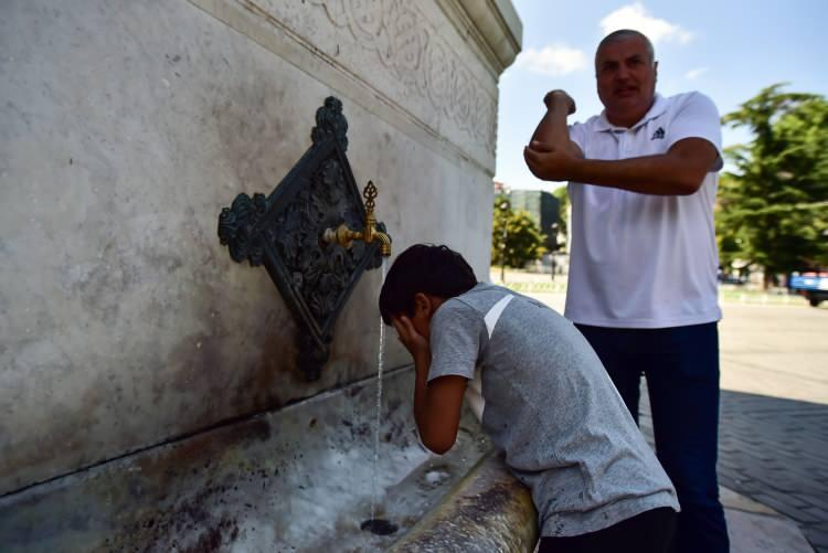 <div>Sıcak nedeniyle İzmir'de de kent merkezinde ana cadde ve sokaklarda sakinlik gözleniyor. Normalde yoğun kalabalıkların görüldüğü Konak Meydanı, Cumhuriyet Meydanı, Kordon ve Karşıyaka'da özellikle öğleden sonra insan sayısının azaldığı görüldü.</div>

<div> </div>

<div>Meteoroloji Genel Müdürlüğü verilerine göre yarın hava sıcaklığının Aydın'da 42, Manisa'da 43, Denizli'de 42, İzmir'de 36 derece olması, nem oranının ise İzmir'de yüzde 63, Aydın'da yüzde 54, Manisa'da yüzde 52, Denizli'de ise yüzde 40'a ulaşması bekleniyor.</div>
