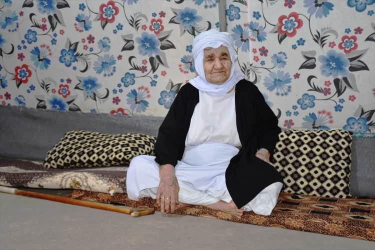 <p>Dünyanın en yaşlı insanlarından Sincarlı Yezidi Rewşe Kasım Hüseyin, terör örgütü DEAŞ'ın 9 yıl önceki saldırısından kaçtı ancak terör örgütü PKK'nın ilçedeki varlığı nedeniyle zorlu kamp hayatına devam ediyor.</p>
