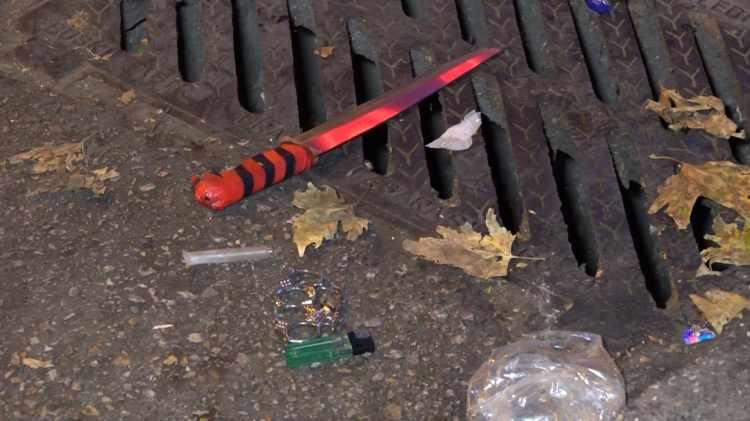 <p><strong>YARALININ ÜSTÜNDEN PALA, MUŞTA VE UYUŞTURUCU APARATI ÇIKTI</strong></p>
<p>Polis ekipleri çevrede güvenlik önlemi alırken, sağlık ekipleri olay yerinde ilk müdahalesi yapılan Yunus E.’yi ambulansa taşınmak istedi. Bu sırada yaralının hareketlerinden şüphelenen polis ekiplerinin yaptığı aramada pala, muşta ve uyuşturucu içmek için kullanılan aparat ele geçirildi. Yapılan kontrollerin ardından ambulansa bindirilen Yunus E., Çekirge Devlet Hastanesi’ne kaldırıldı. Tedavi altına alınan yaralının sağlık durumun iyi olduğu belirtildi.</p>