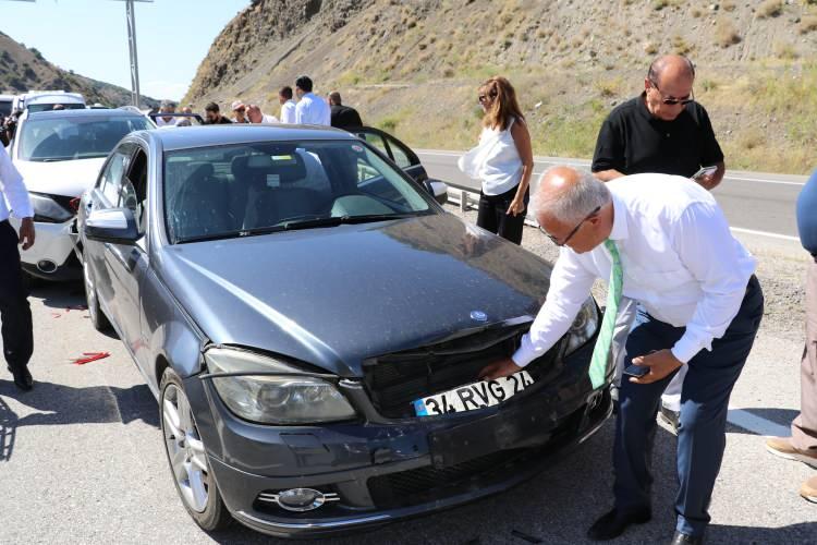 <p>HP Genel Başkanı Kemal Kılıçdaroğlu'nun Erzincan’daki konvoyunda meydana gelen trafik kazasında, biri basın mensubu 2 kişi yaralandı.</p>