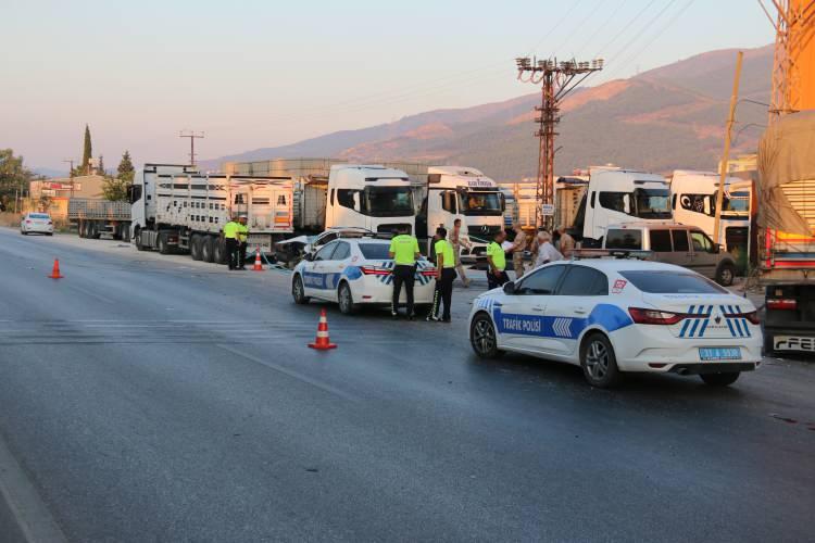 <p>Hatay’ın Antakya ilçesinde seyir halindeki otomobilin, park halindeki tıra çarpıp takla atması sonucu meydana gelen trafik kazasında 2 kişi öldü 2 kişi yaralandı.</p>
<p> </p>