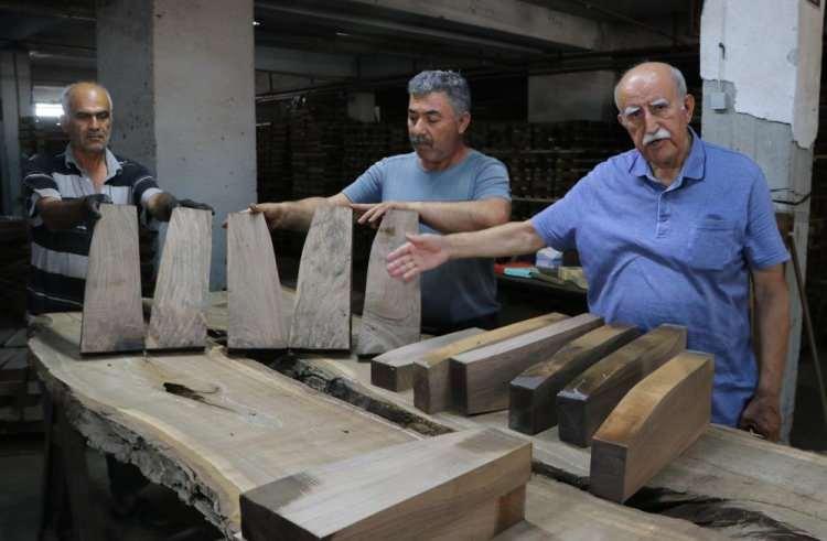 <p>Adana Organize Sanayi Bölgesi'nde faaliyet gösteren ahşap ürünleri tesisinde, verimden düşmüş 200-300 yıllık ceviz ağaçları işlenerek av tüfeği dipçiğine dönüştürülüyor.</p>
