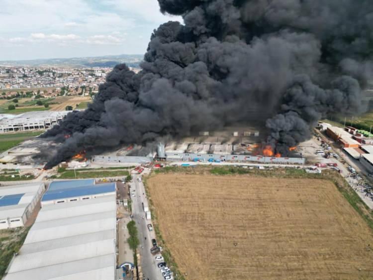 <p>Bursa'nın İnegöl ilçesindeki Organize Sanayi Bölgesi'nde orman ürünleri üretimi yapan fabrikada dün saat 15.30 sıralarında yangın çıktı.</p>
