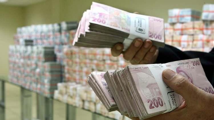 <p>HESAP 18 YAŞINDAN BAŞLAYACAK</p>

<p>EYT kapsamında sigorta kadınlarda 20, erkeklerde 25 yıl hesabında, emeklilik hesabı 18 yaşından başlayacak. Emeklilik başlangıcı 18 yaşın dolduğu tarih kabul edilmekle birlikte 8 Eylül 1999 öncesi farklı hesaplanıyor.</p>

<p>KAYNAK: SABAH</p>
