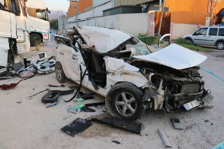 <p>Yaralılar hastaneye kaldırılırken hayatını kaydeden vatandaşların cansız bedenleri morga kaldırıldı.</p>
