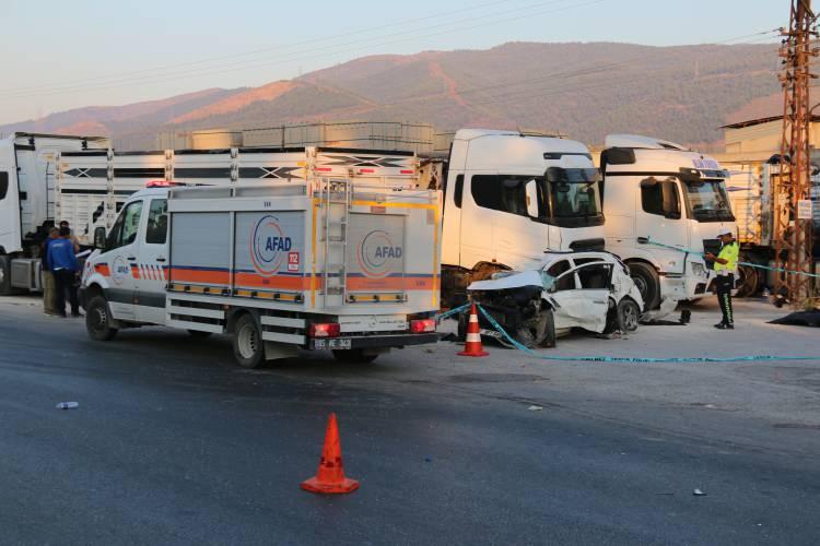 <p>Kaza, Antakya çevreyolu Serinyol Mahallesi mevkiinde meydana geldi. Antakya ilçe merkezine seyir halinde olan 07 BFT 665 plakalı otomobil, önce park halindeki tıra çarptı ardından takla attı.</p>