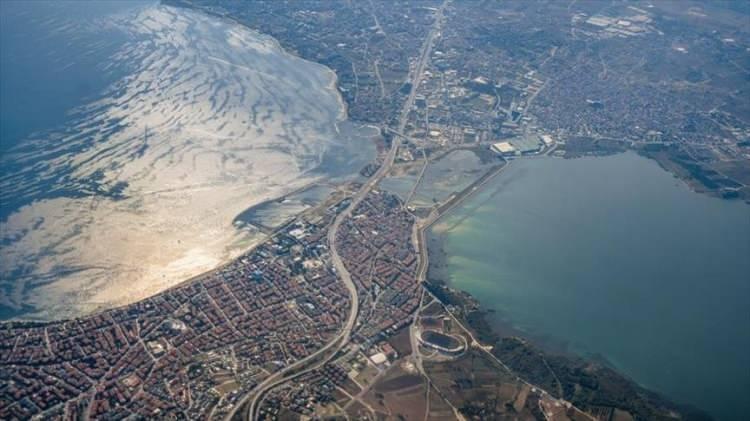 <p><strong>KANAL İSTANBUL HASSASİYETLE HAZIRLANDI</strong></p>
<p><br />
Kanal İstanbul Projesi büyük bir hassasiyetle hazırlandı. Şimdi Çevre Şehircilik ve İklim Değişikliği Bakanlığı etrafındaki imar düzenlemelerini çalışıyor. Bakanlık 'Burası İstanbul'un rezerv alanıdır' dedi. İstanbul'un riskini azaltmak için buraya ciddi yönelim yapmalıyız.<br />
</p>