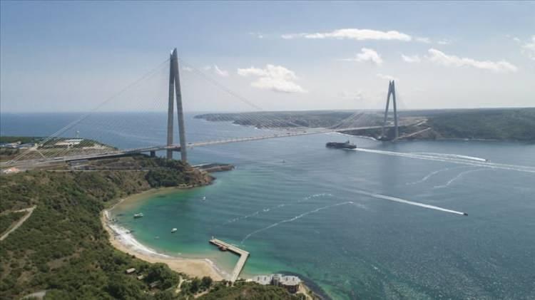 <p><strong>YAVUZ SULTAN SELİM KÖPRÜSÜ DEMİRYOLU</strong></p>
<p><br />
Yavuz Sultan Selim Köprüsü'nden tren hattı geçmesine ilişkin proje bitti, finansman noktasında Avrupa Yatırım Bankası olsun, Batılı finansörler olsun temaslar var. Körfez'in de görev alma, destek noktasında yaklaşımları var. Sanıyorum ki önümüzdeki günlerde orada bir gelişme olacak.<br />
</p>