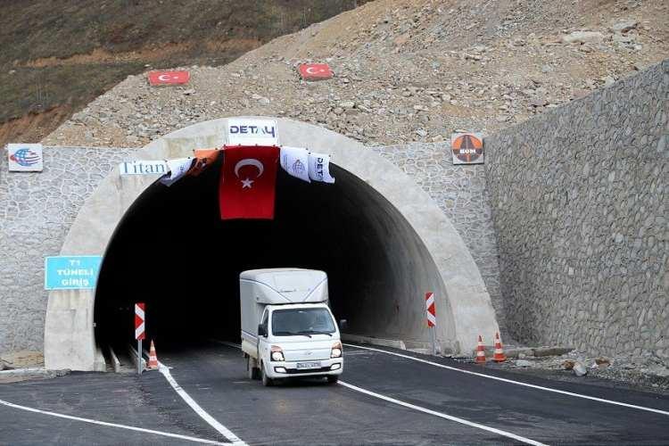 <p><strong>KARADENİZ AKDENİZ'E BAĞLANIYOR</strong></p>

<p><br />
Karadeniz'i Akdeniz'e bağlayan 18 koridor var. Bu 10 bin 500 kilometre yol demek. Yüzde 90 bitti, eksik kalanları tamamlayacağız.</p>

<p>Biz Samsun'u Mersin'e bağladık hem de bir kaç alternatif ile bağladık.<br />
 </p>
