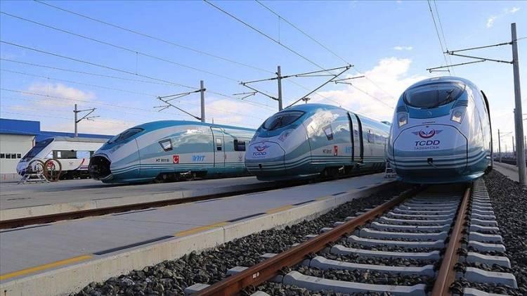 <p><strong>SAMSUN-BATUM HATTI</strong></p>
<p><br />
Ankara- Sivas hızlı tren hattının Delice'den ayrılıp Çorum'a oradan Samsun'a uzatan bir proje çalışmamız var. Sonrada Karadeniz sahilinden Batum'a kadar devam ettireceğiz. Bu hattı Ankara-Konya- Karaman üzerinden Ulukışla'dan Mersin Adana, Osmaniye, Gaziantep hattına bağladık mı Karadeniz'den Akdeniz'e de inmiş olacağız. Son yapılan hızlı tren hatları aynı zamanda yük taşımacılığına da uygun şekilde projelendiriliyor.<br />
</p>