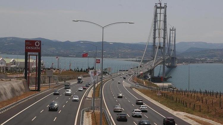 <p><strong>BİN 200 YERİNE 200 LİRA</strong></p>

<p><br />
YİD ile yapılan yol ve köprülerden yüksek ücret aldığımız söyleniyor. Anlaşma uygulansa bizim Osmangazi Köprüsü'nden aslında bin 250 lira almamız gerekiyor ama şu an geçiş ücreti 200 lira. Köprüden geçiş rekorları kırılıyor.</p>
