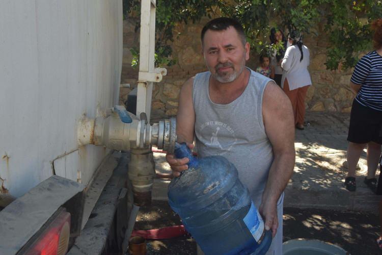 <p> Evlerine kova ve damacanalarla su taşıyan mahalleli ise sorunun bir an önce çözülmesini istedi.</p>