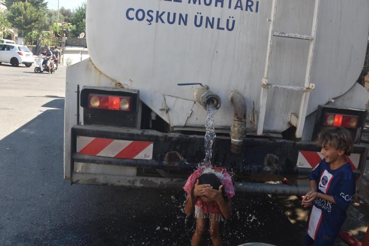 <p>'HER İKİ BARAJDA SU SEVİYESİ YÜZDE 30 CİVARINDA'</p>
<p>MSKÜ İnşaat Mühendisliği Bölümü Su Kaynakları Anabilim Dalı Başkanı Doç. Dr. Ceyhun Özçelik, Bodrum'u besleyen Geyik ve Mumcular barajlarındaki su seviyesinin yüzde 30'lara gerilediğini söyledi. Bodrum'da su temininin her geçen gün zorlaştığını belirten Doç. Dr. Özçelik, "Mumcular Barajı'nın suyu, Karaova sulaması; Geyik Barajı'nın suyu ise Yeniköy Termik Santrali'nin soğutma suyu olarak kullanıyor. Bu barajlardan Bodrum'un mevcut tahsisatının dışında, ilave su tahsisatları yapılmazsa; zaten Bodrum, yılın büyük kısmında susuz kalacak durumda. Diğer taraftan sürekli patlayan iletim hattının su kayıplarını arttırması ve de yüksek sıcaklık ve artan turizm aktivitelerinin su ihtiyacını körüklemesi nedeniyle durum daha da kötüye gidiyor. Üzülerek söylemek gerekirse; Bodrum'un altyapısının iyileştirilmesi için halihazırda ciddi bir çalışma da görülmüyor. Bodrum'un tek altyapı sorunu, içme suyu temini ve kuraklık değil. Yağmur suyu, kanalizasyon, ulaşım, atık su arıtma ve deniz deşarjı bütün olarak değerlendirilmesi gereken altyapı sorunları ve çözümü yıllar alacak bir süreç" dedi.</p>