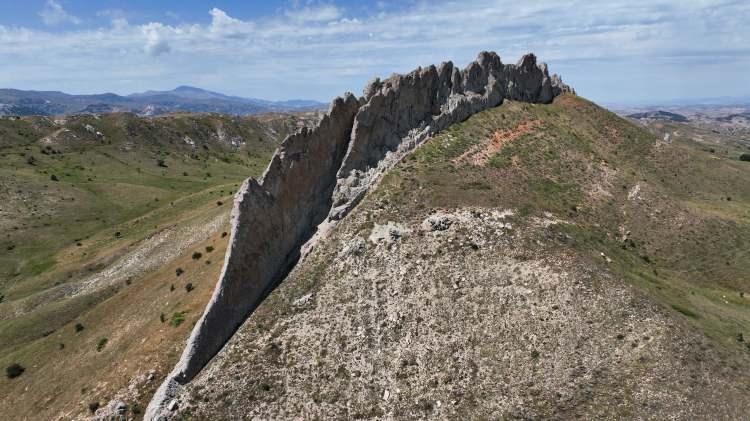 <p>Jeomorfosit özelliği taşıyan bölgenin Çin Seddi'ni andırdığını dile getiren Vali Şimşek, "Burası yaklaşık 5 kilometre uzunluğa sahip. Biz buraya 'Anadolu Duvarı' diyoruz. Yöresel tabiriyle ‘Diş Kayalıkları’ deniyor. Amacımız öncelikle bu önemli dünya mirasını korumak ve bizden sonraki nesillere de aktarmaktır" dedi.</p>

<p>​</p>
