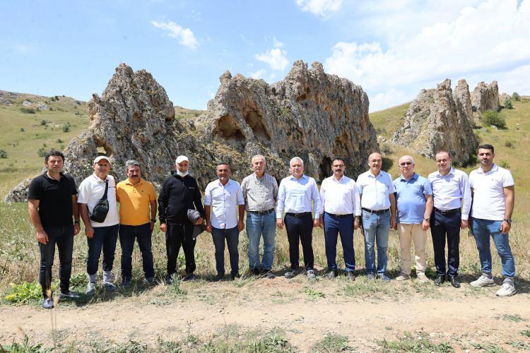 <p>'TURİZME KAZANDIRILACAK'</p>
<p>Turizm sektörünün sadece deniz ve kumdan ibaret olmadığına dikkat çeken Vali Şimşek, 'Turizm çeşitleniyor. İnsanlar artık doğa turizmine yöneliyor ve doğa turizmi de ön plana çıkıyor. Burada önemli bir turizm potansiyeli var. Burayı ülkemiz ve ilimiz turizmine kazandırmayı hedefliyoruz. Yapılan akademik çalışmalar, bizim bu yönde yaptığımız çalışmalara yön verecektir. Gümüşhane Üniversitesi Rektörümüz Prof. Dr. Halil İbrahim Zeybek’e bu önemli değeri akademik çalışmaya konu ettiği için teşekkür ederim. Yine 19 Mayıs Üniversitesi ve Sivas Cumhuriyet Üniversitesi’nden hocalarımıza teşekkür ediyorum. İnşallah ilimiz için, ülkemizi için bir destinasyon keşfedilmiş olacak. Ben tüm vatandaşlarımızı doğal güzelliği bulunan jeolojik yeryüzü şeklini görmeye davet ediyorum" diye konuştu.</p>