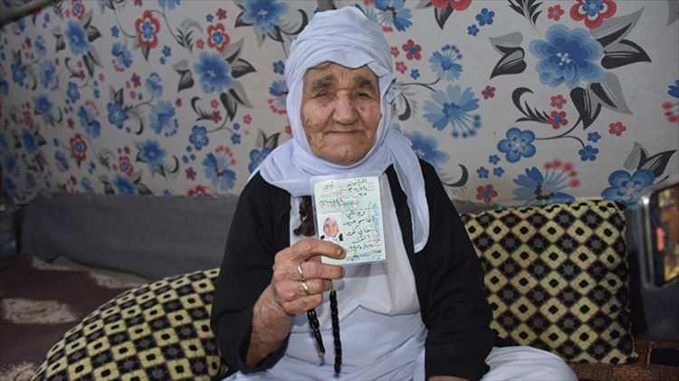 <p>Bir asrı çoktan devirdiği ömründe hiç ilaç kullanmamış, saçlarını boyamamış ve yüzüne herhangi bir makyaj malzemesi sürmemiş. Genç kızlar gibi saçlarını örerek adeta yıllara ve asırlara meydan okuyor.</p>
<p> </p>