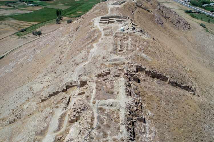 <p>Kalenin milattan önce 7. yüzyılda bir deprem yaşadığını değerlendirdiklerini belirten Çavuşoğlu, şu bilgileri verdi:</p>
<p> </p>